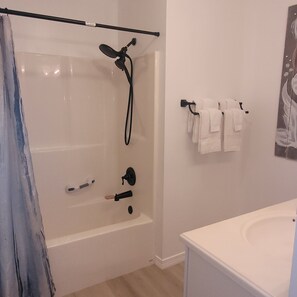 Haartrockner, Handtücher, Toilettenpapier