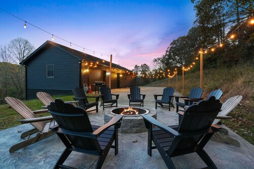 Buck Run | Large Hot Tub | Private Lot