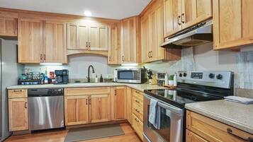 Mikroaaltouuni, uuni, liesi, kahvin-/teenkeitin