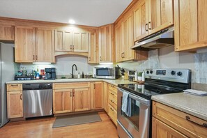 電子レンジ、オーブン、コーヒー / ティーメーカー、調理器具と食器