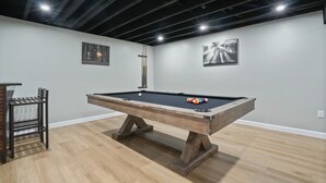 Une table de billard avec un cadre en bois et une queue de billard, une table de billard avec un cadre en bois et une queue de billard, une table de billard avec un cadre en bois et une queue de billard, une table de billard avec un cadre en bois et une queue de billard, une table de billard avec un cadre en bois et une queue de billard.