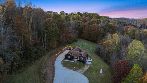 Buck Run | Hocking Hills, 5BR, Pool Table, Hot Tub