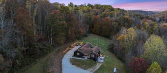 Buck Run | Hocking Hills, 5BR, Pool Table, Hot Tub