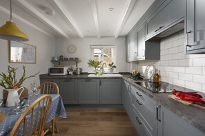 Geladeira, micro-ondas, fogão, lava-louças