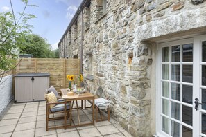 Outdoor dining - Sublimely located in the thriving village of St Agnes, just a stone's throw from the beauty of Cornw (St Agnes)