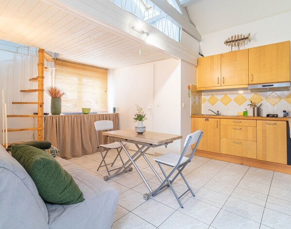 Eine moderne Küche mit Holzausstattung und gefliestem Fliesenspiegel.