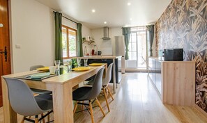 Microwave, high chair - La Maison des Rives - COURTENOT (COURTENOT)