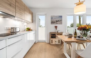 Réfrigérateur, four à micro-ondes, un four, surface de cuisson