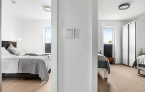 2 chambres, fer et planche à repasser, lit de bébé portatif