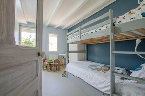 2 bedrooms, travel crib, free WiFi