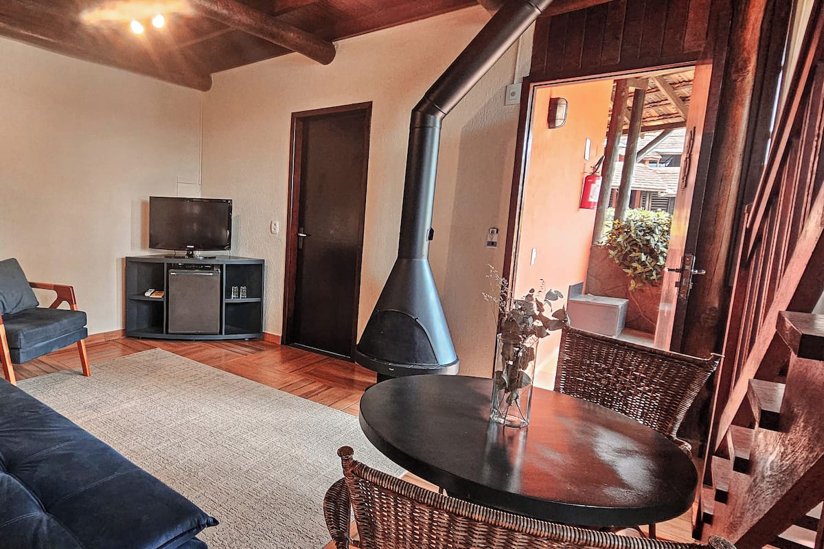 Quarto família, lareira, vista para o jardim | Área de estar | TV de tela plana 42 polegadas com canais a cabo, brinquedos