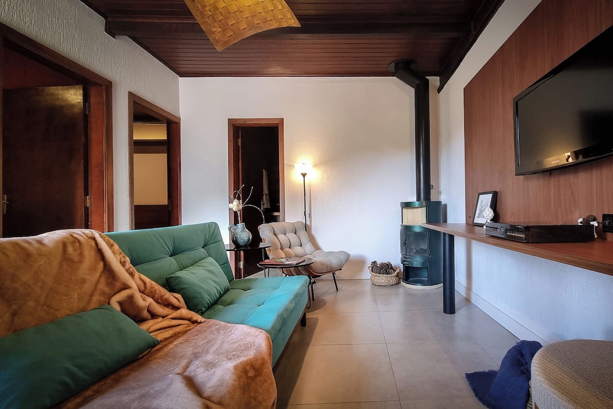 Quarto luxo, 2 quartos, banheira de hidromassagem, vista para a lagoa | Área de estar | TV de tela plana 42 polegadas com canais a cabo, brinquedos