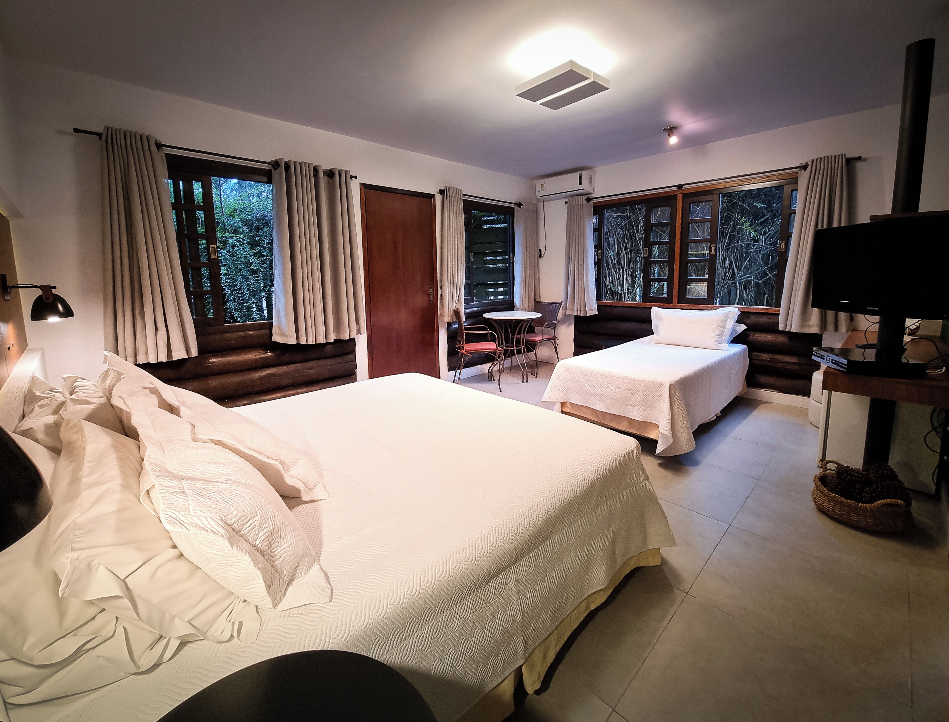 豪華客房, 多張床, 按摩浴缸 | 迷你吧、遮光布/窗簾、免費無線上網、床單