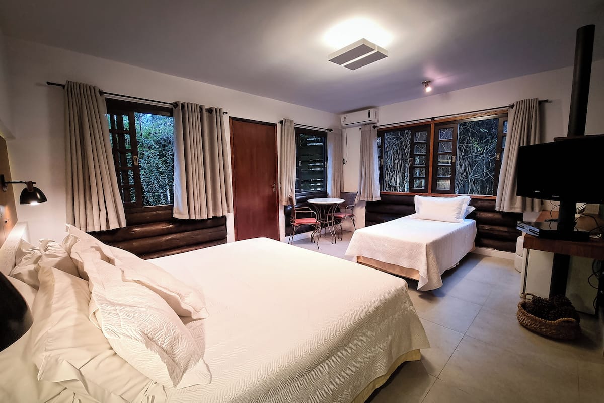 Chambre Deluxe, plusieurs lits, baignoire à jets | Minibar, rideaux occultants, Wi-Fi gratuit, draps fournis