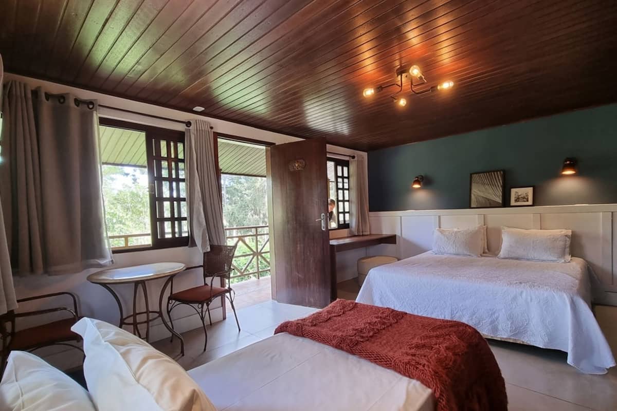 Chambre Deluxe, plusieurs lits, baignoire à jets | Minibar, rideaux occultants, Wi-Fi gratuit, draps fournis