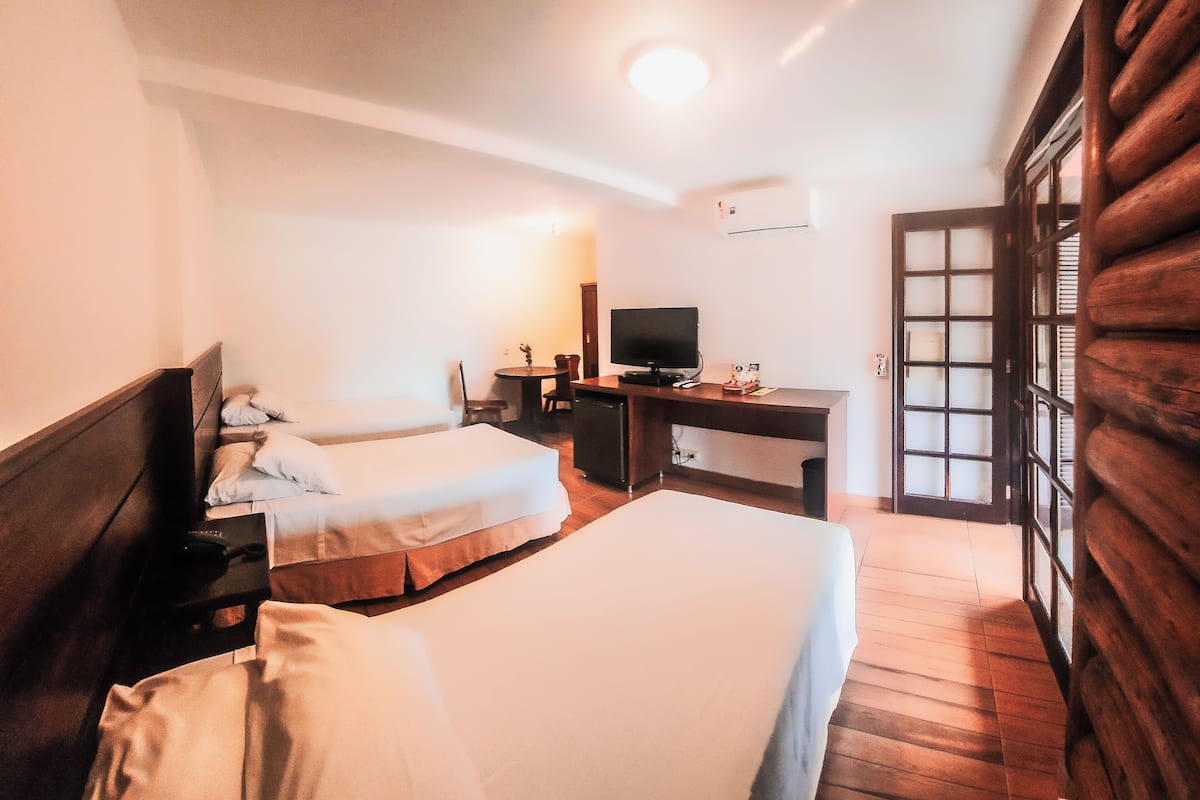 Quarto standard, 3 camas de solteiro, vista para o jardim | 1 quarto, frigobar, cortinas blackout, Wi-Fi de cortesia
