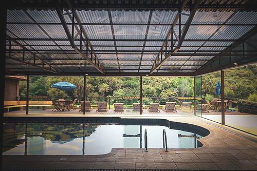 Piscina interna, guarda-sóis, espreguiçadeiras