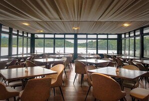 Serveert ontbijt, lunch, diner, internationale gerechten 