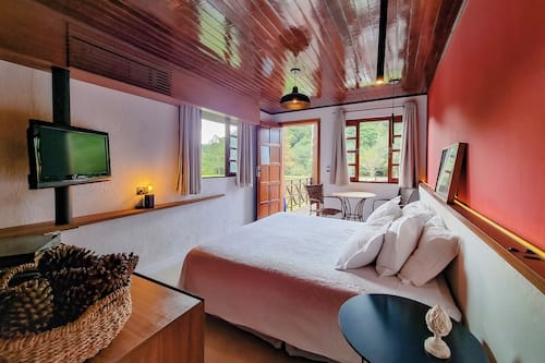 Quarto luxo, 1 cama Queen, banheira de hidromassagem, vista para a lagoa | Frigobar, cortinas blackout, Wi-Fi de cortesia, roupa de cama