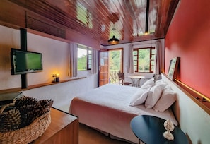 Quarto luxo, 1 cama Queen, banheira de hidromassagem, vista para a lagoa | 1 quarto, frigobar, cortinas blackout, Wi-Fi de cortesia