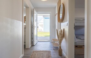 2 quartos, ferros/tábuas de passar roupa, berço de viagem