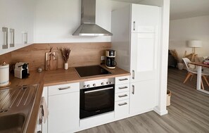 Kylskåp, ugn, spishäll och diskmaskin