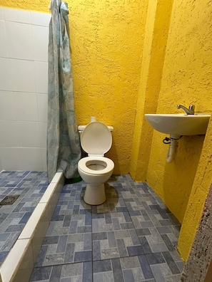 Basic Shared Dormitory | Bathroom | Rainfall showerhead - Yaxlik River lodge (San Agustin Lanquin)