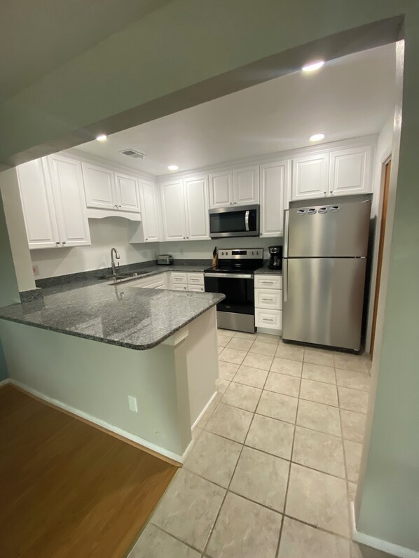 Fridge, microwave, oven, stovetop - Lovely 2-bedroom condo in Virginia Beach with WiFi, AC - 5 minute walk to beach (Virginia Beach)