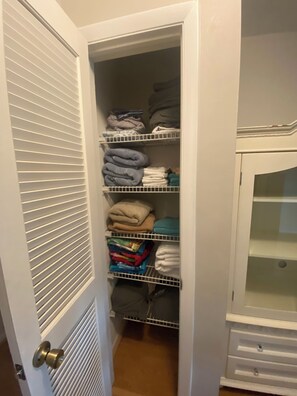 Interior - Lovely 2-bedroom condo in Virginia Beach with WiFi, AC - 5 minute walk to beach (Virginia Beach)