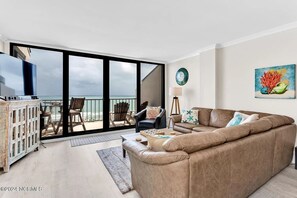 Smart TV, fireplace, DVD player, books