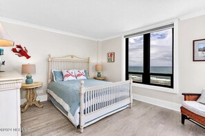 2 bedrooms, iron/ironing board, WiFi, bed sheets - Modern Elegance Meets Coastal Escape: Explore Newly Updated 2 BR Penthouse Condo (Wrightsville Beach)