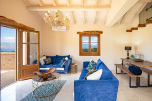 Télévision, lecteur de DVD, livres