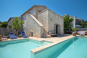 A stone building with a pool, lounge chairs, and a staircase. - Charming Villa in Agnitsini, Corfu – Pool, WiFi, Aircon (Agnitsini)