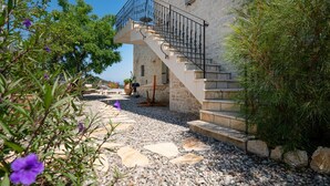 Un bâtiment en pierre avec un escalier menant à un balcon.