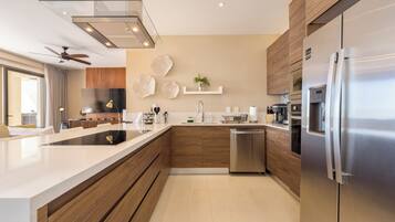 Kühlschrank, Mikrowelle, Ofen, Herdplatte