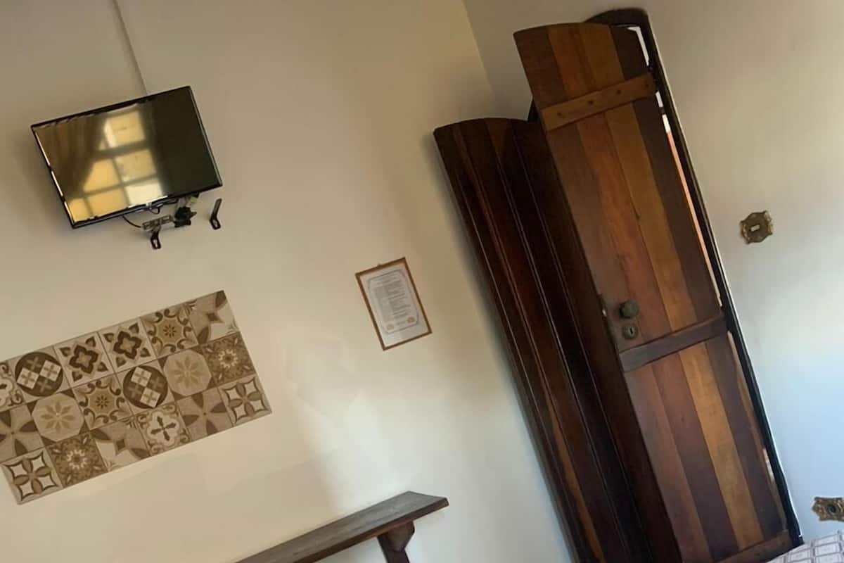 Kamar Double Standar | Ruang kerja ramah laptop dan seprai linen