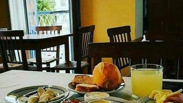 بوفيه فطور مجانًا يوميًا