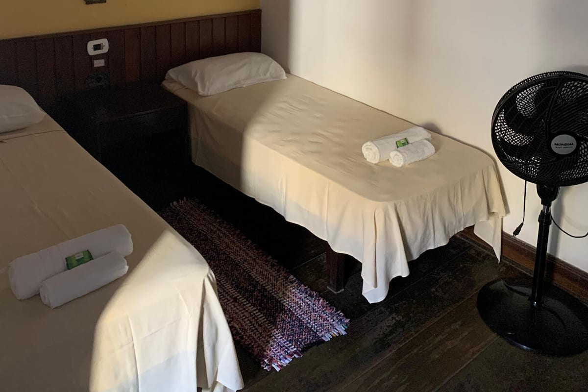 标准双床房 | 笔记本电脑工作区、床单