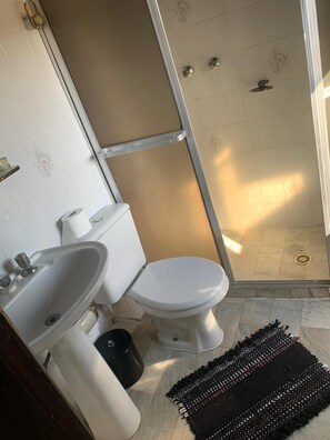 Standard Triple Room, City View | Bathroom | Shower, towels, soap, toilet paper - Pousada Solar Colonial (Iguape)