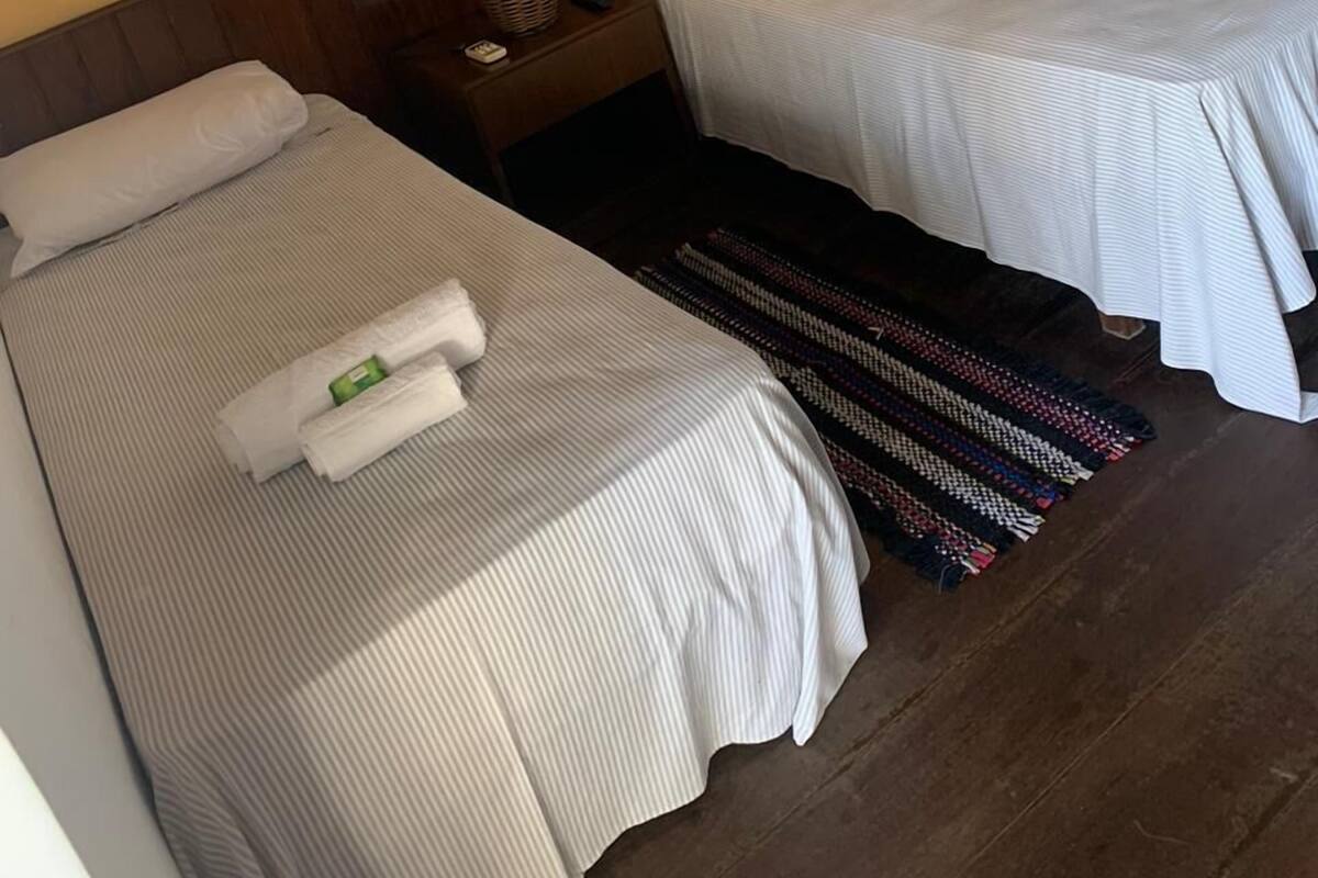 标准双床房, 2 张单人床, 城市景观 | 笔记本电脑工作区、床单