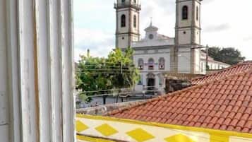 مساحة عمل للكمبيوتر المحمول وملاءات أسرّة