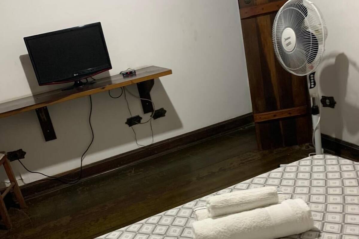 标准双床房 | 笔记本电脑工作区、床单