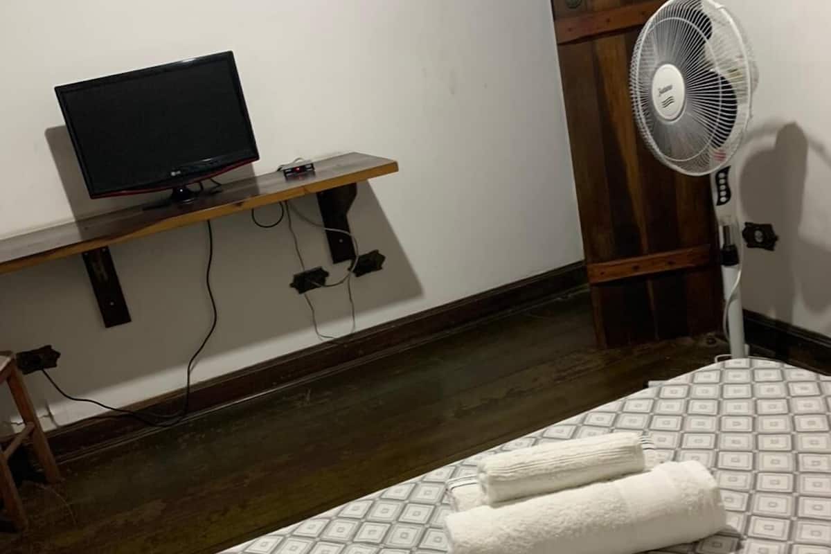Kamar Twin Standar | Ruang kerja ramah laptop dan seprai linen
