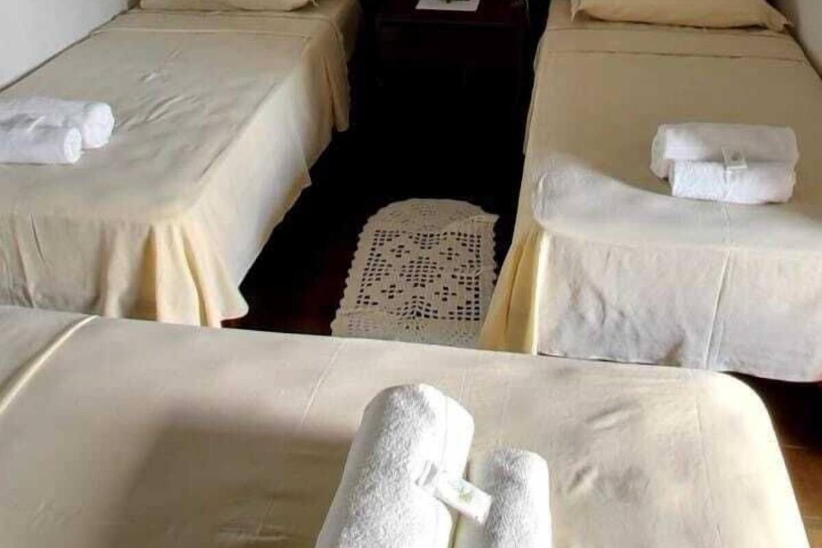 标准三人房 | 笔记本电脑工作区、床单