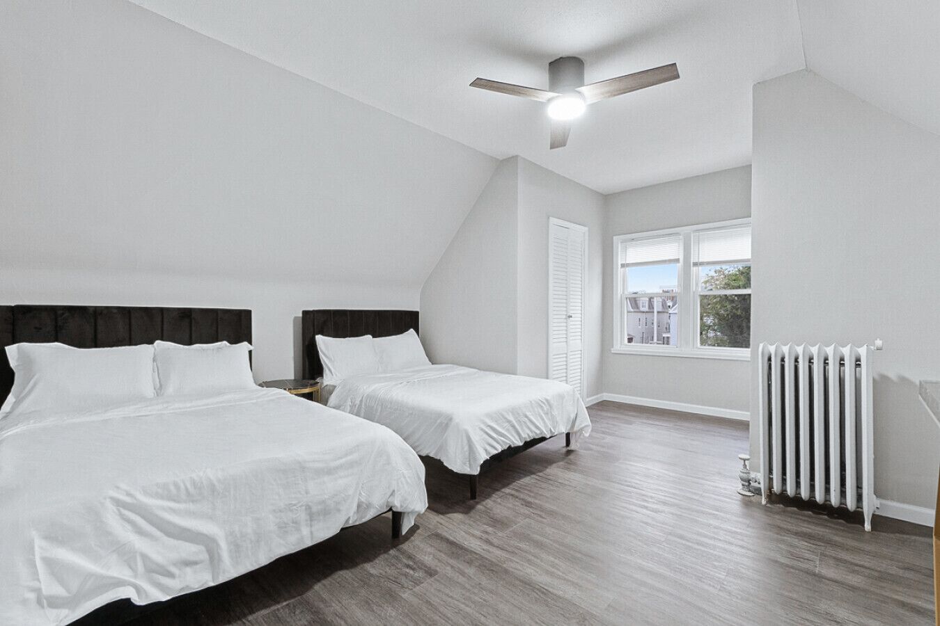 Bureau, fer et planche à repasser, lit de bébé portatif