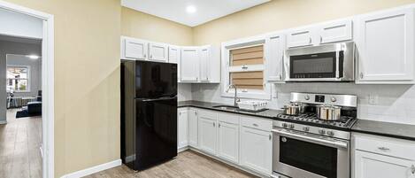 Refrigerador, microondas, horno, placa de cocina