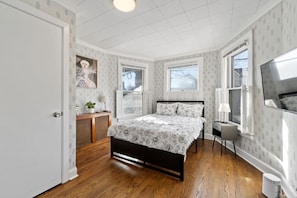 3 bedrooms, desk, travel cot, free WiFi