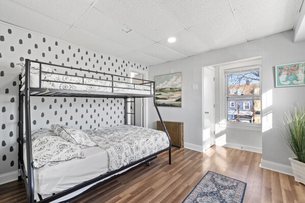 4 habitaciones, cuna de viaje, wifi gratis y ropa de cama 
