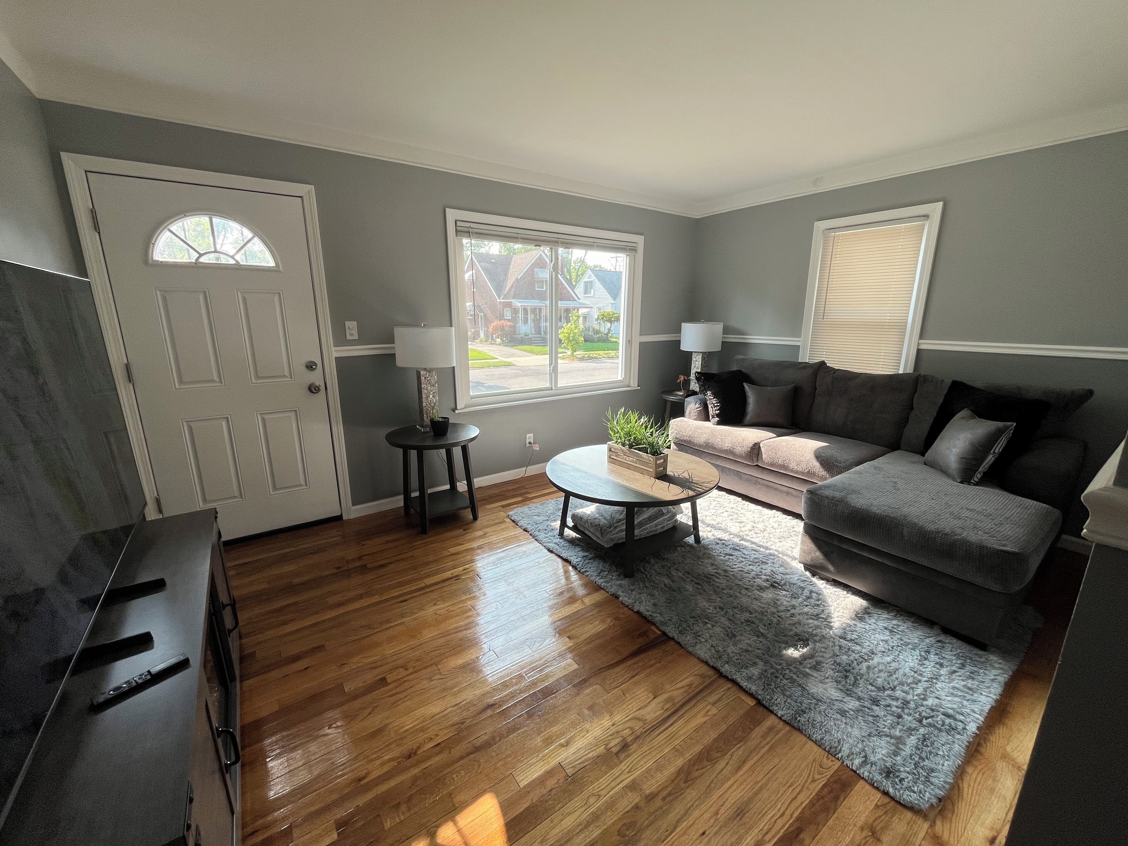 Newly renovated 2-bedroom house with WiFi and AC in delightful Detroit
