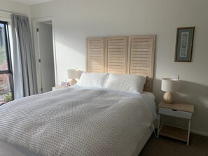 3 bedrooms, iron/ironing board, bed sheets